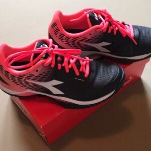 Diadora Tennis Shoes like new